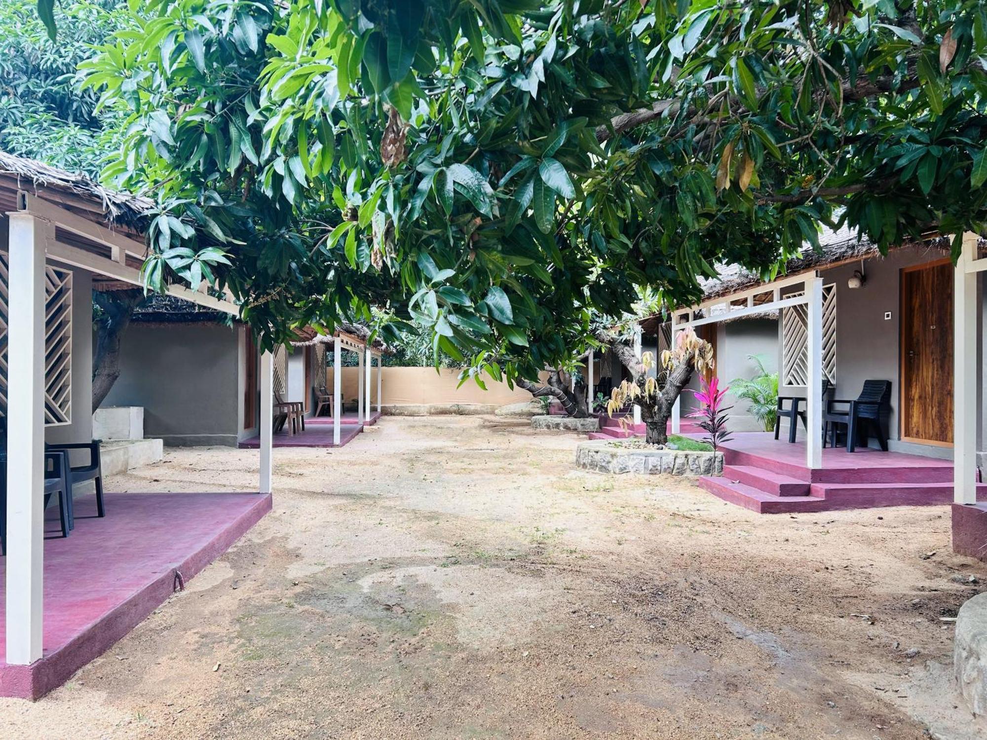 Hampi Village Resort & Tutti Cafe Extérieur photo